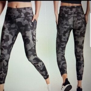 Athleta Lightning Camo 7/8 Tight Leggings Sz medium M pockets